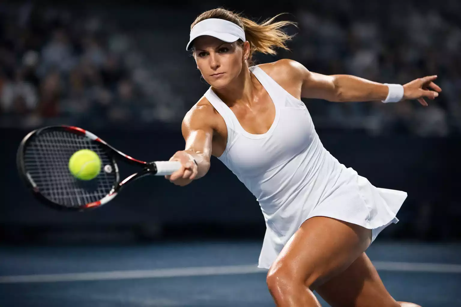 Joueuse de tennis professionnelle en pleine action sur court