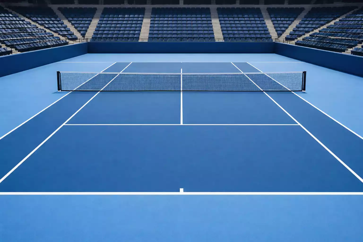 Court de tennis dur avec lignes blanches bien visibles
