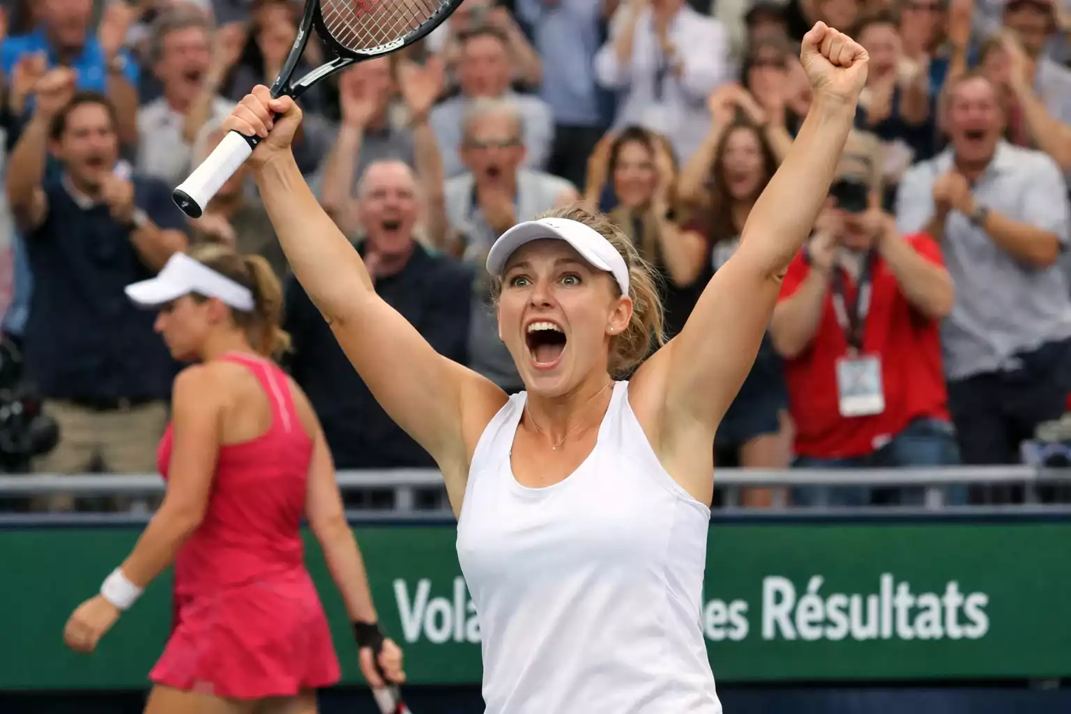 Joueuse de tennis célébrant une victoire surprise